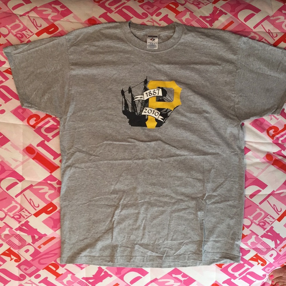 🎉 SALE NWOT Pirates T-shirt